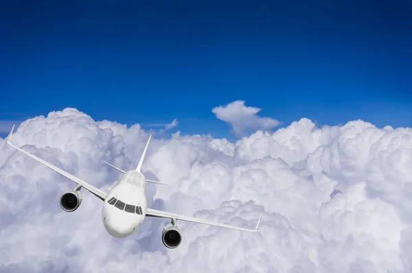 Avión volando sobre nubes — Foto de Stock