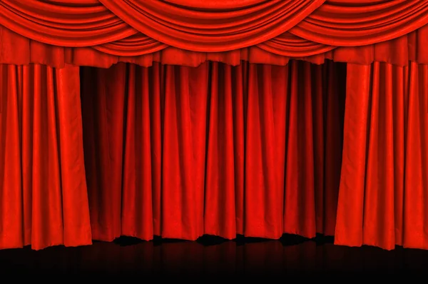 Cortinas vermelhas e piso de palco — Fotografia de Stock