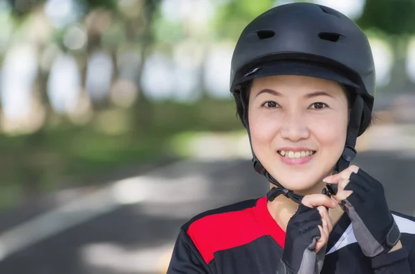 Woman wearing bike helmet — Stock Photo, Image