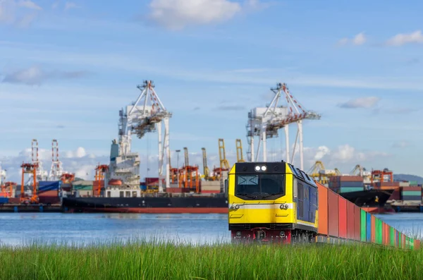 Поезд с контейнерами и промышленным портом — стоковое фото