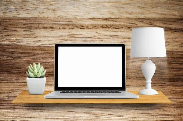 Laptop och lampa med cactus bokhyllan — Stockfoto