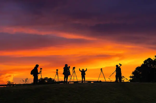 Фотографи роблять фотографії на сході сонця — стокове фото