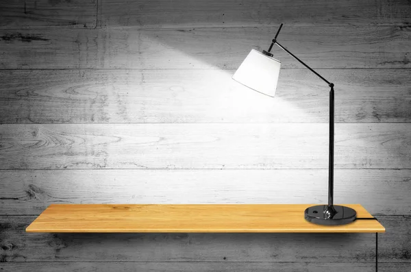 Lamp op houten boekenkast — Stockfoto