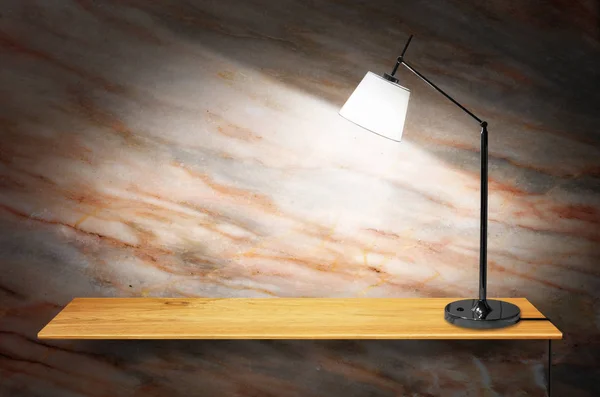 木制书架上的一盏灯 — 图库照片