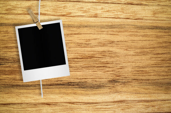 Пустая фоторамка с прищепкой
