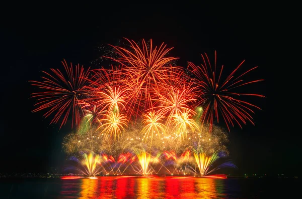 Coloridos fuegos artificiales en el cielo negro — Foto de Stock