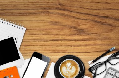 Üstten Görünüm. Resepsiyon ile akıllı telefon, klavye