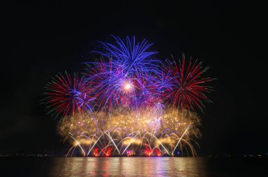 Gökyüzü arka plan üzerinde renkli havai fişek.