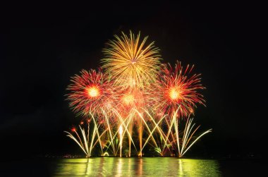 Gökyüzü arka plan üzerinde renkli havai fişek.