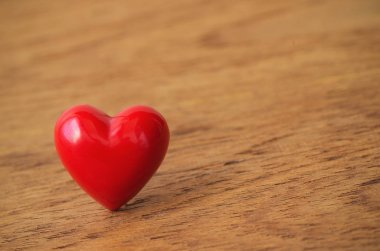 kalp ahşap arka planda