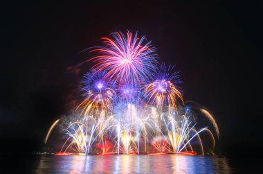 Gökyüzü arka plan üzerinde renkli havai fişek.