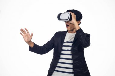 Adam sanal gerçeklik gözlüğü takıyor.
