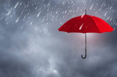 Yağmurdan koruyan kırmızı şemsiye