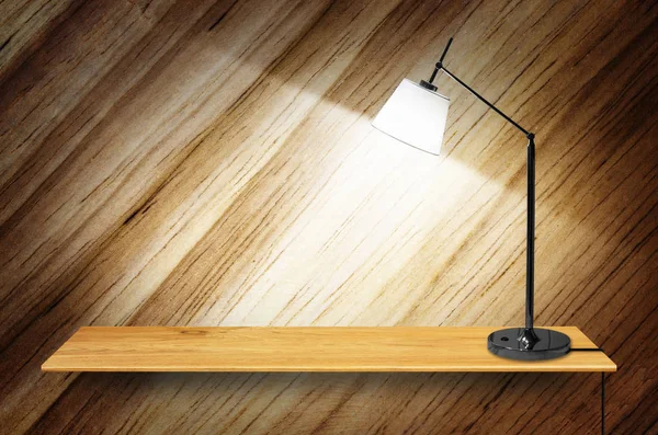 Boekenplank op de muur met lamp — Stockfoto