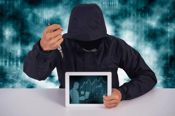 Hacker holding mes en digitale tablet — Stockfoto