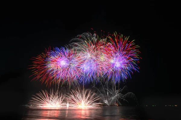 Fuochi d'artificio colorati su sfondo cielo . — Foto Stock