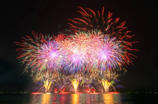 Fuegos artificiales coloridos en el fondo del cielo . — Foto de Stock