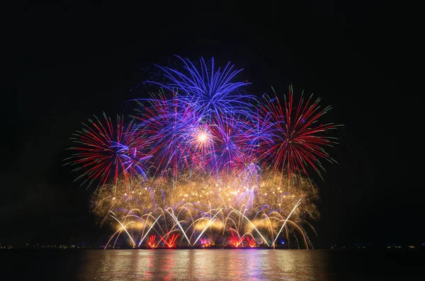 Fuegos artificiales coloridos en el fondo del cielo . —  Fotos de Stock