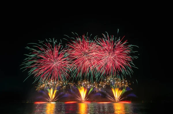 Fuochi d'artificio colorati su sfondo cielo . — Foto Stock