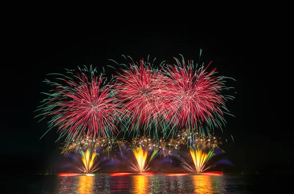 Fuegos artificiales coloridos en el fondo del cielo . — Foto de Stock