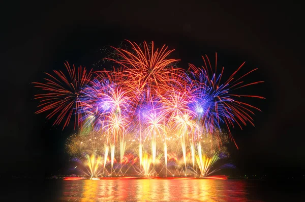 Gökyüzü arka plan üzerinde renkli havai fişek.