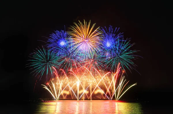 Farbenfrohes Feuerwerk am Himmel. — Stockfoto