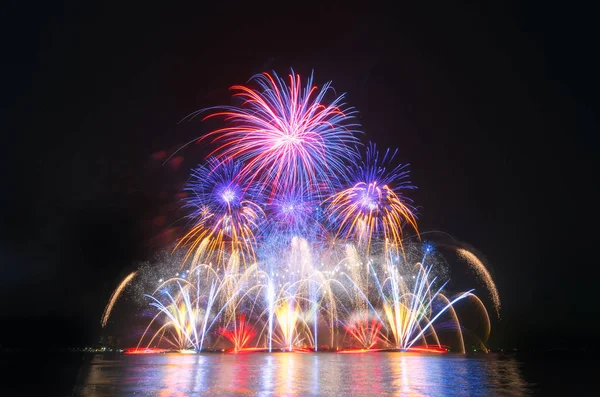 Gökyüzü arka plan üzerinde renkli havai fişek.