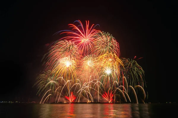 Fuegos artificiales coloridos en el fondo del cielo . — Foto de Stock