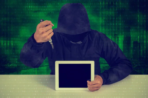 Hacker holding mes en digitale tablet — Stockfoto