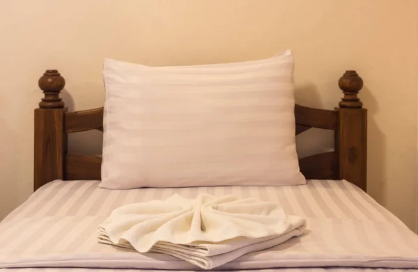 White towel on the bed — Stock Photo, Image