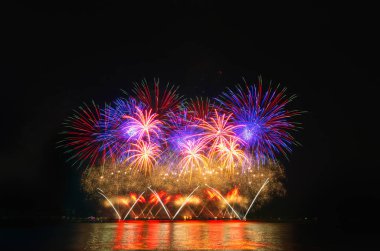 Gökyüzü arka plan üzerinde renkli havai fişek.