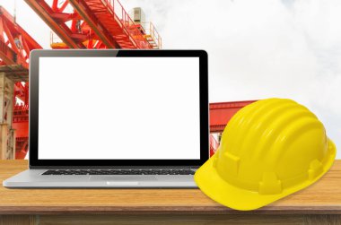  kask ve Resepsiyon üstünde laptop