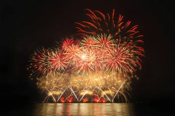 Fuochi d'artificio colorati su sfondo cielo . — Foto Stock