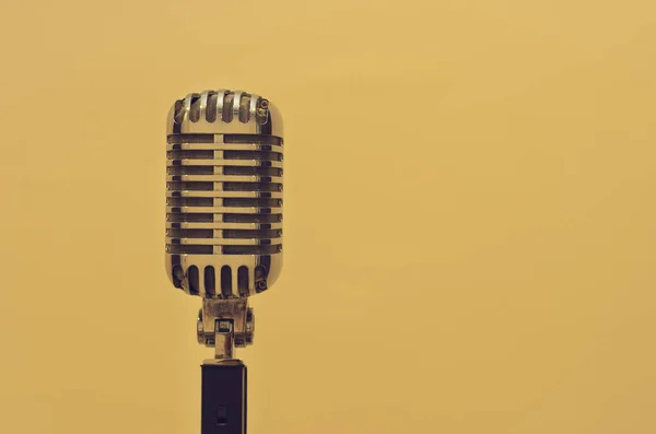 Серебряный винтажный микрофон — стоковое фото