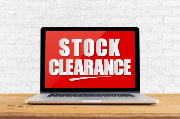 Beståndet clearance på röd skärm laptop — Stockfoto
