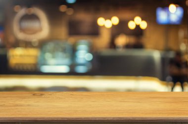  Tablo ve bulanık kahve dükkanı 