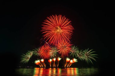 Gökyüzü arka plan üzerinde renkli havai fişek.