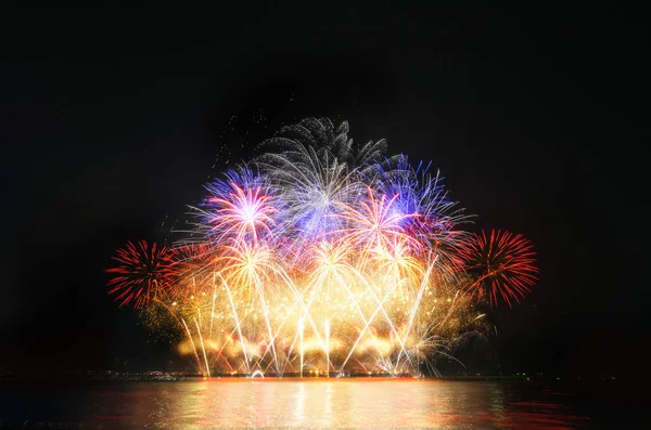 Fuegos artificiales coloridos en el fondo del cielo . — Foto de Stock