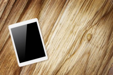Ahşap arkaplanda dijital tablet.