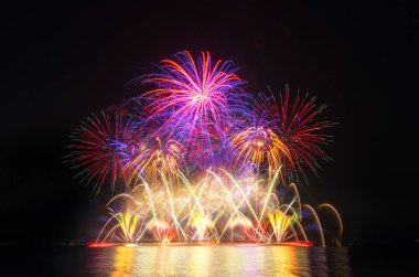 Kara gökyüzünde renkli havai fişekler.