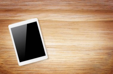 Ahşap arkaplanda dijital tablet.