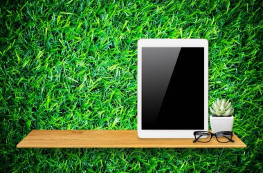 Kitaplık dijital tablet.