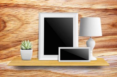 Boş resim çerçevesi üzerinde bookshelf.