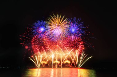  Kara gökyüzünde havai fişekler.