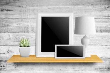 Boş resim çerçevesi üzerinde bookshelf.