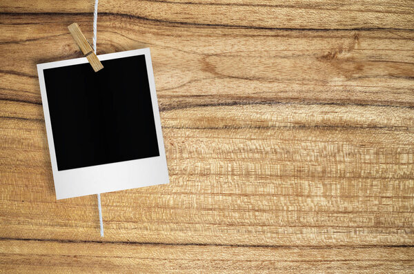 Пустая фоторамка с прищепкой для белья
.