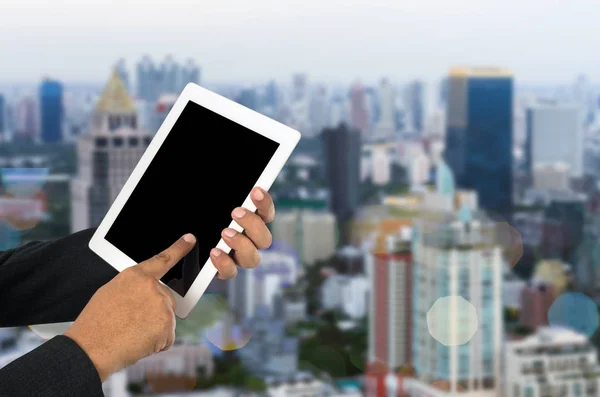 Geschäftsmann mit Tablet-PC. — Stockfoto