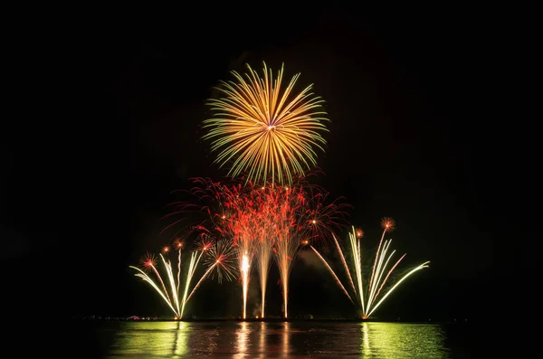 Feuerwerk am schwarzen Himmel. — Stockfoto