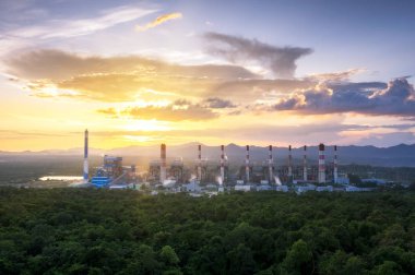 Kömürle çalışan santrallerin hava görüntüsü.