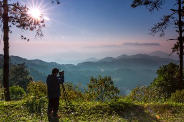 Turistler Doi Kham Fah Viewpoint, Pha Daeng Ulusal Parkı, Chiang Mai Eyaleti 'nden Doi Luang Chiang Dao' nun sabah manzarasının fotoğraflarını çekiyorlar..